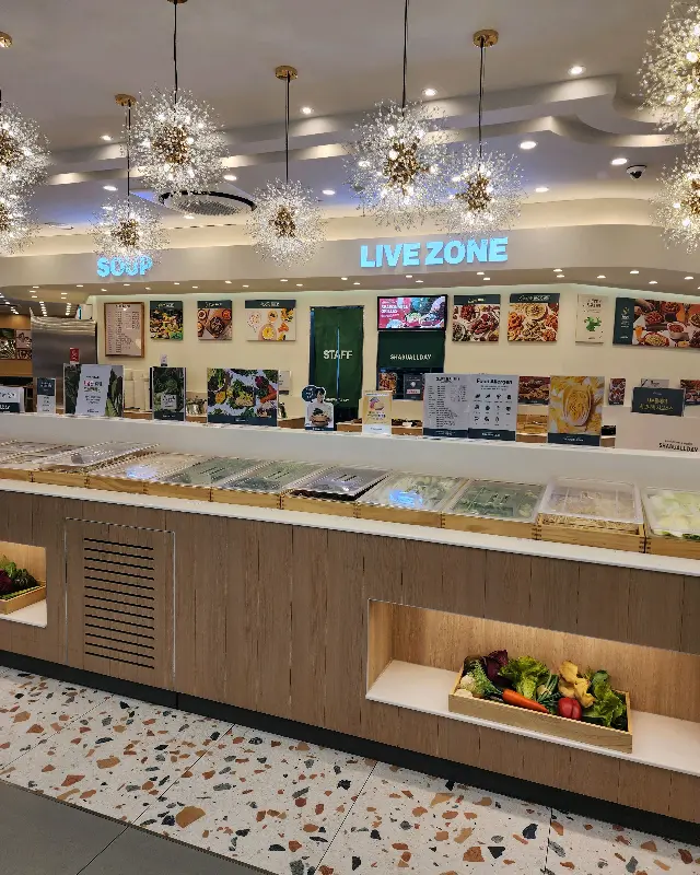 깔끔하고 넓은 샐러드바 전경