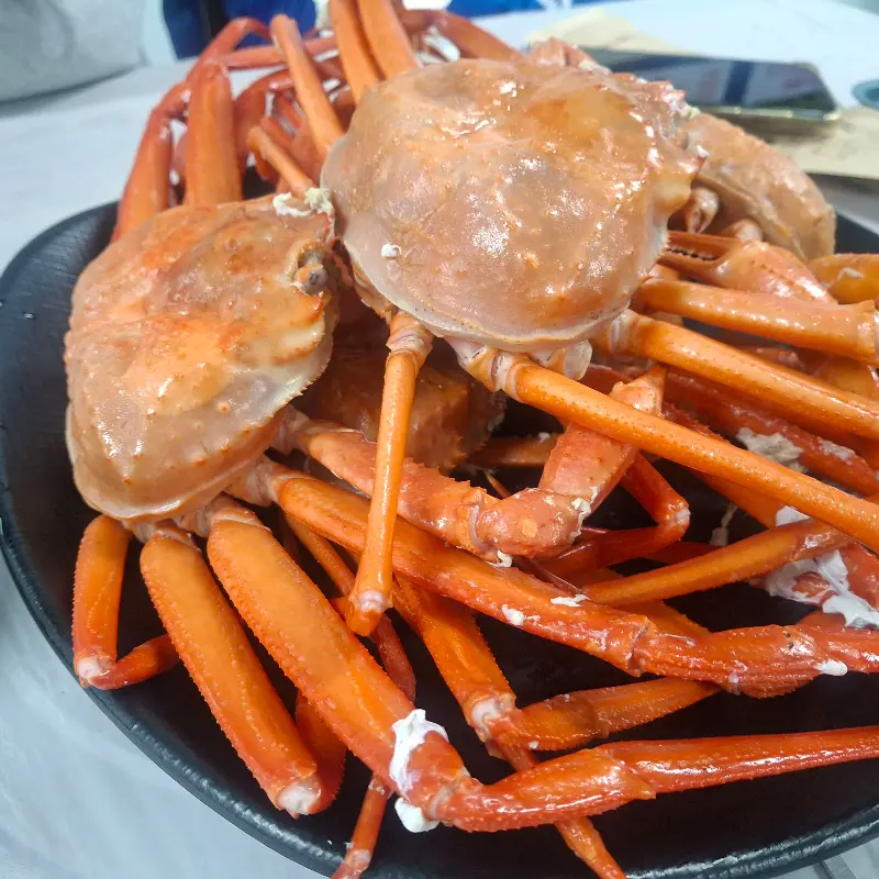 홍게가 가득 담긴 접시