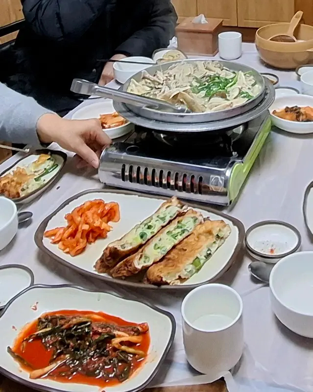 옹심이 칼국수와 파전, 밑반찬 한 상 차림