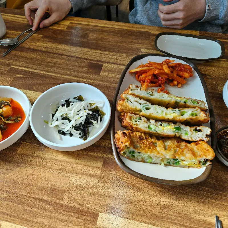 두툼하고 먹음직스러운 파전