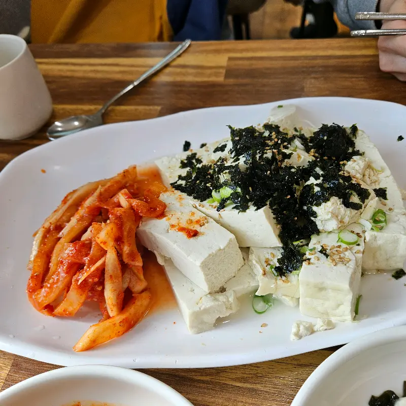 김치와 함께 나오는 모두부