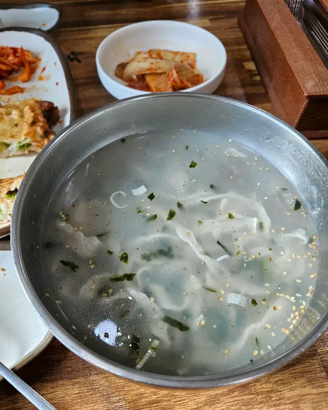 푸짐한 양의 옹심이 칼국수