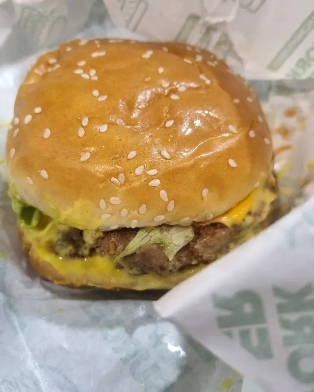 윤기가 흐르는 쿼터파운더 치즈버거