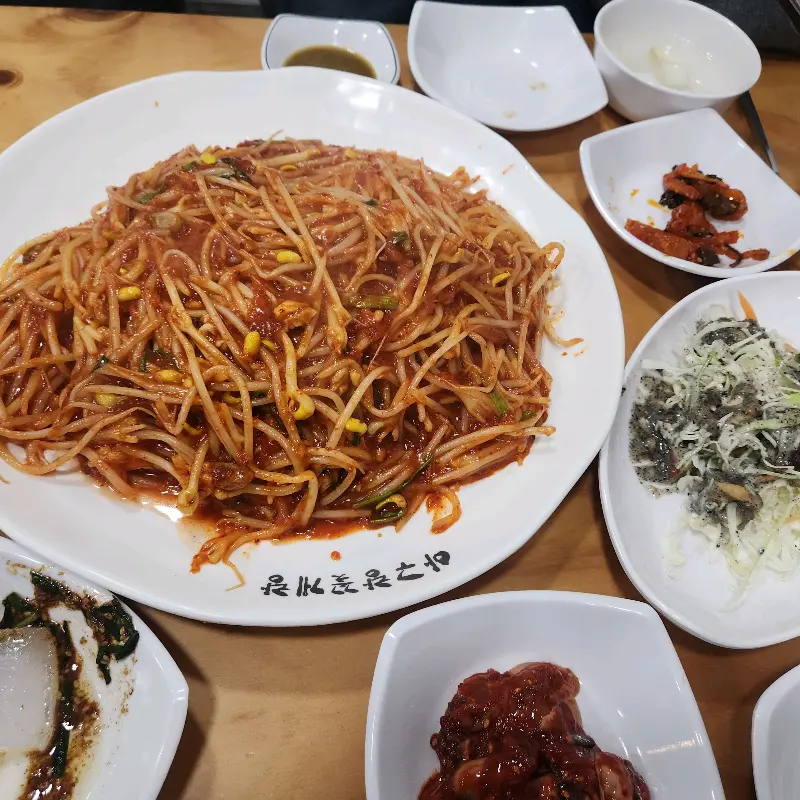 뽈찜 메인 요리와 다양한 밑반찬이 가득 차려진 테이블