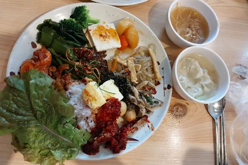 정갈하게 담긴 뷔페 음식