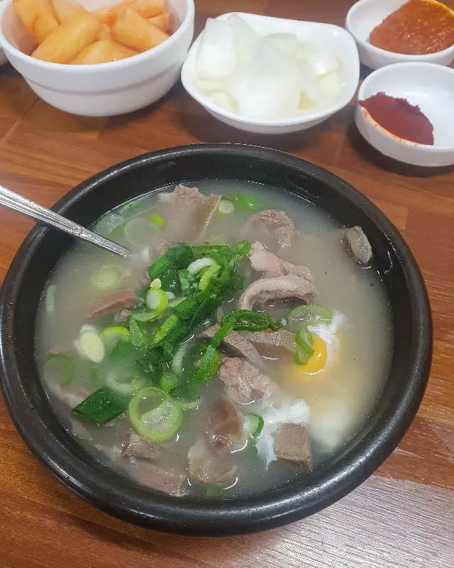 깔끔한 곰탕 한 상