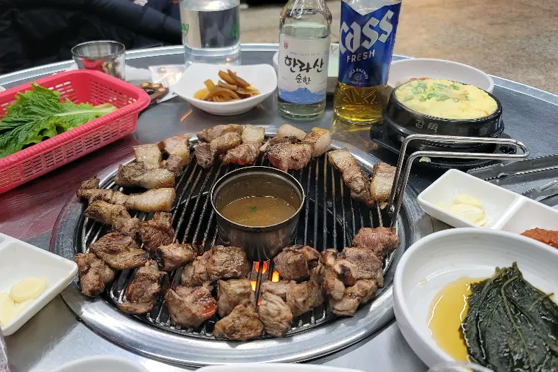 흑돼지, 멜젓, 그리고 쌈 채소의 환상적인 조합!