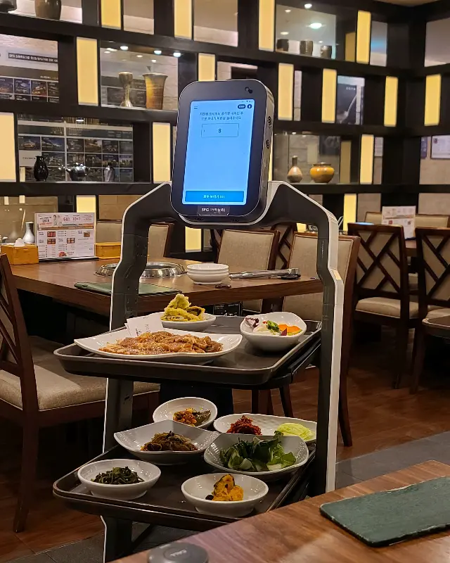 음식을 서빙하는 로봇