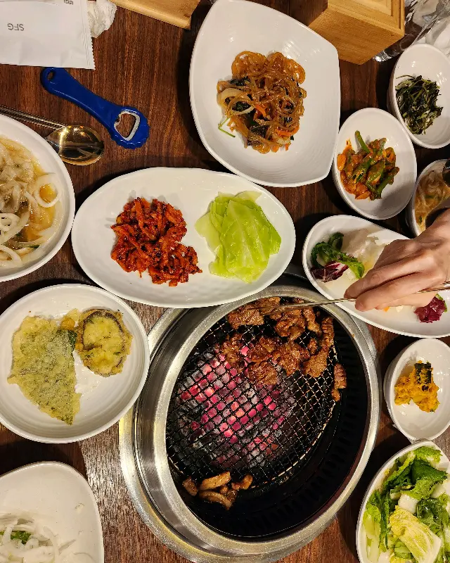 다양한 밑반찬과 숯불