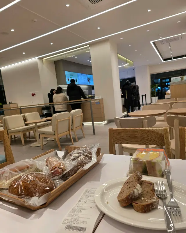 세련된 인테리어가 돋보이는 뚜레쥬르 매장 내부