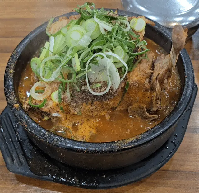 보글보글 끓는 뼈해장국