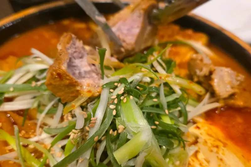 김치찌개 속 돼지고기와 파의 조화