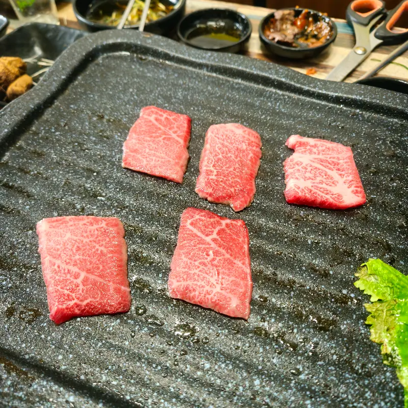 불판 위에 올려진 신선한 소고기