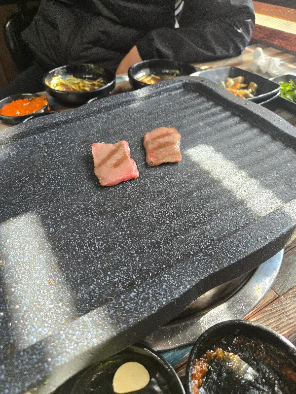 잘 구워진 소고기가 석쇠 위에 놓여 있는 모습