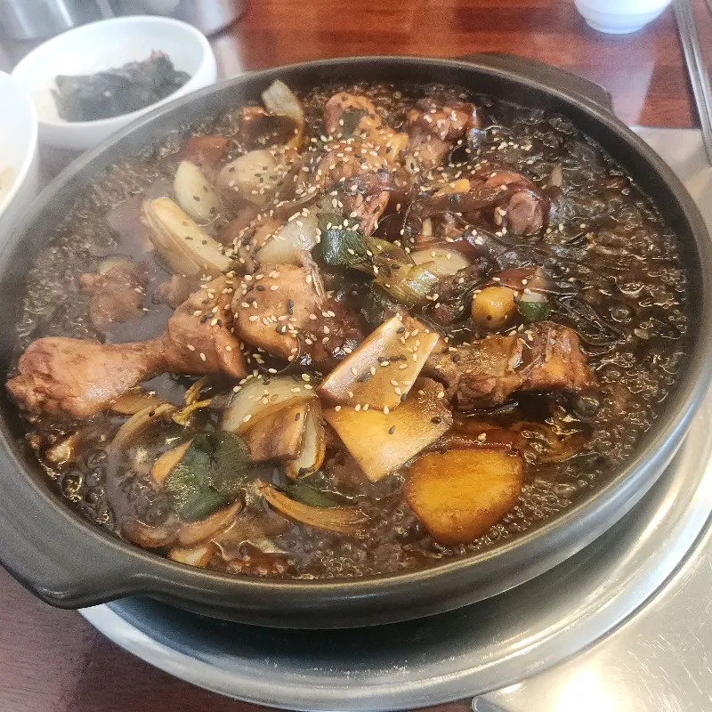 윤기가 자르르 흐르는 찜닭