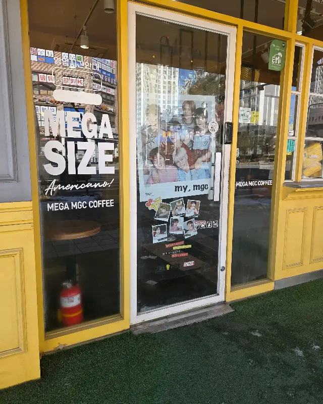 메가커피 외부 사진. 'MEGA SIZE' 문구가 인상적이다.