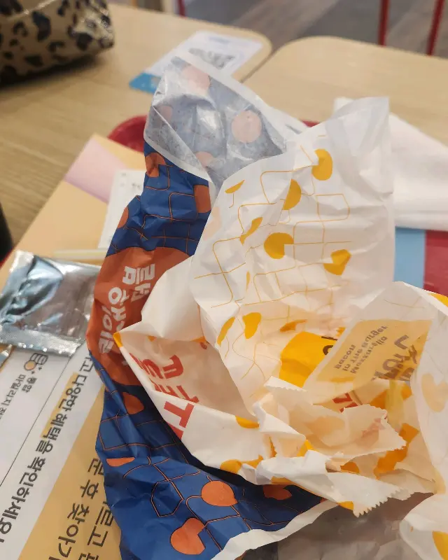 포장된 감자튀김과 버거