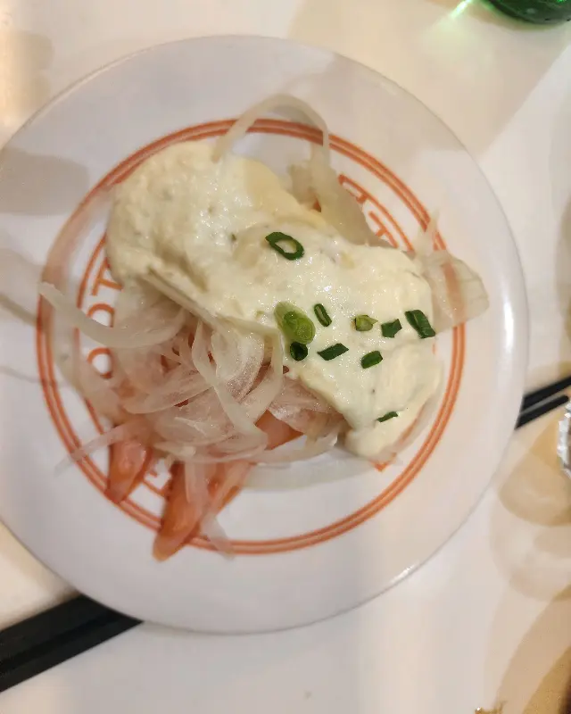 새하얀 소스가 듬뿍 뿌려진 초밥