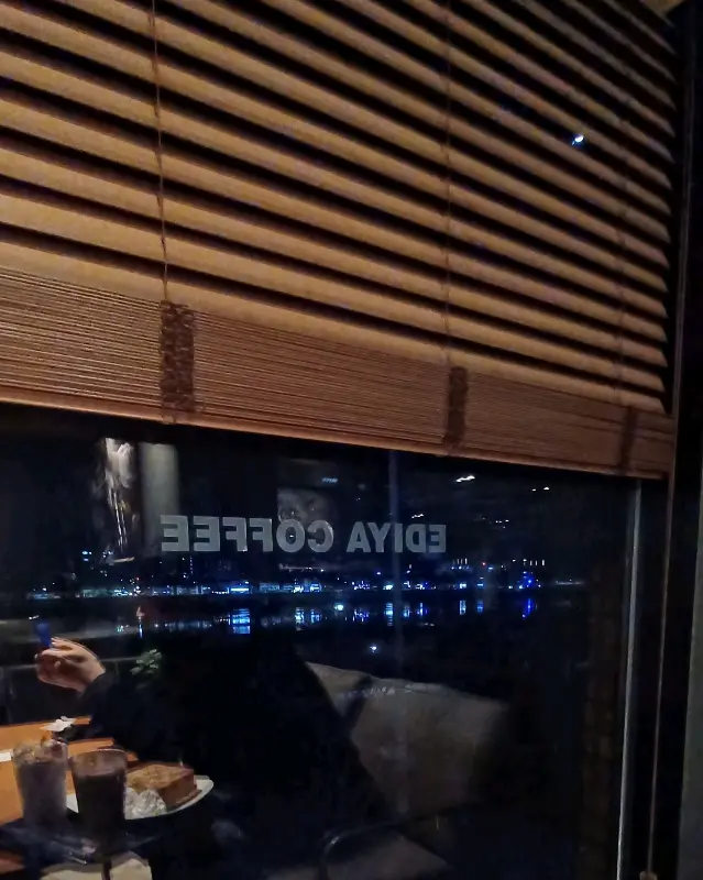 창밖으로 보이는 남한강 야경