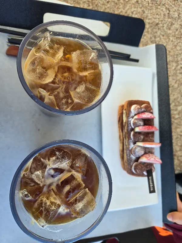 카페 내부의 테이블과 의자가 놓여진 모습