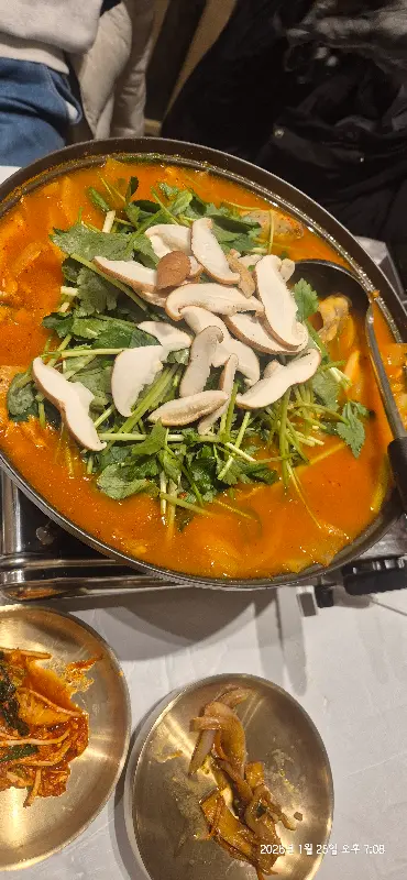 푸짐하게 차려진 매운탕 한 상