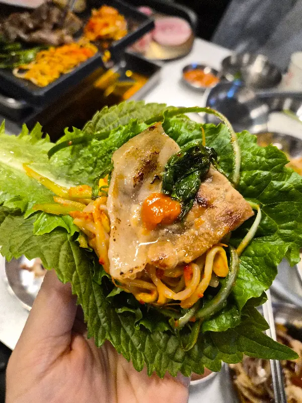 쌈을 싸서 먹는 모습