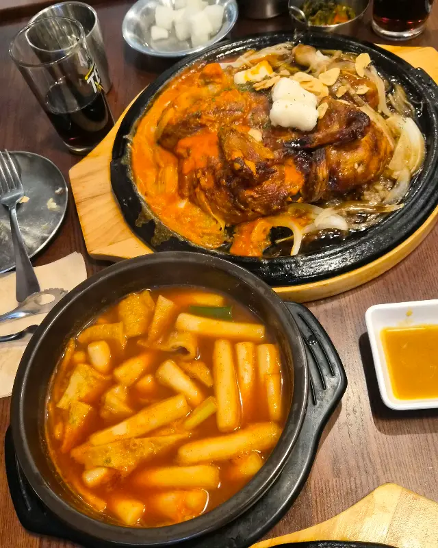 매콤, 갈비 반반 누룽지 통닭과 떡볶이