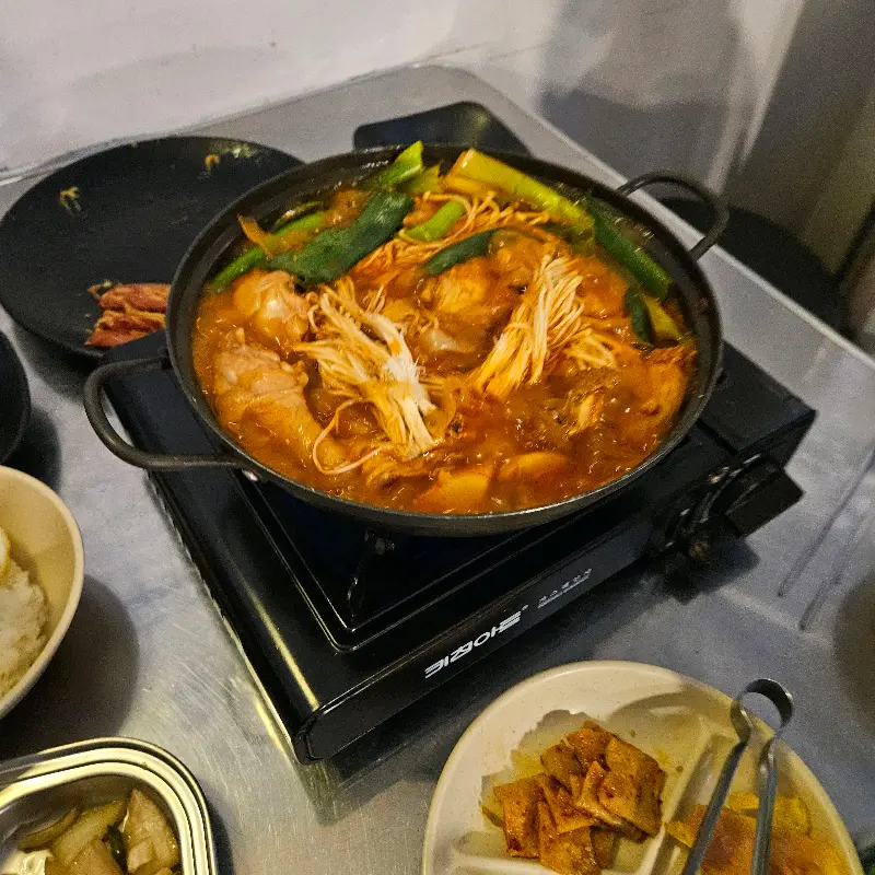 테이블 위의 전골 요리