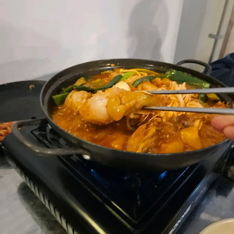 젓가락으로 닭고기를 들어올리는 모습