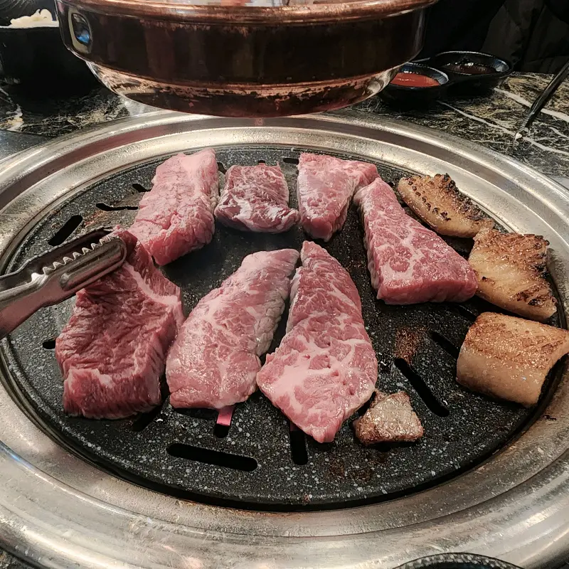 불판 위에서 익어가는 고기