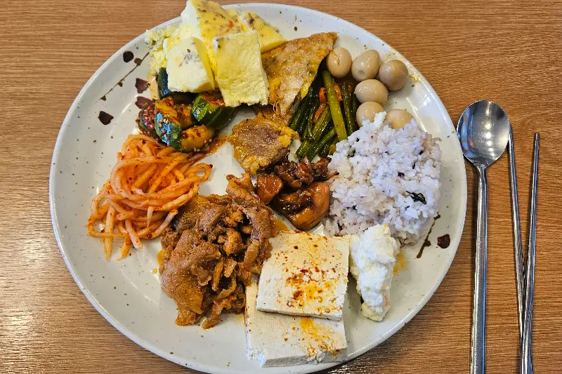 다채로운 뷔페 한 상 차림