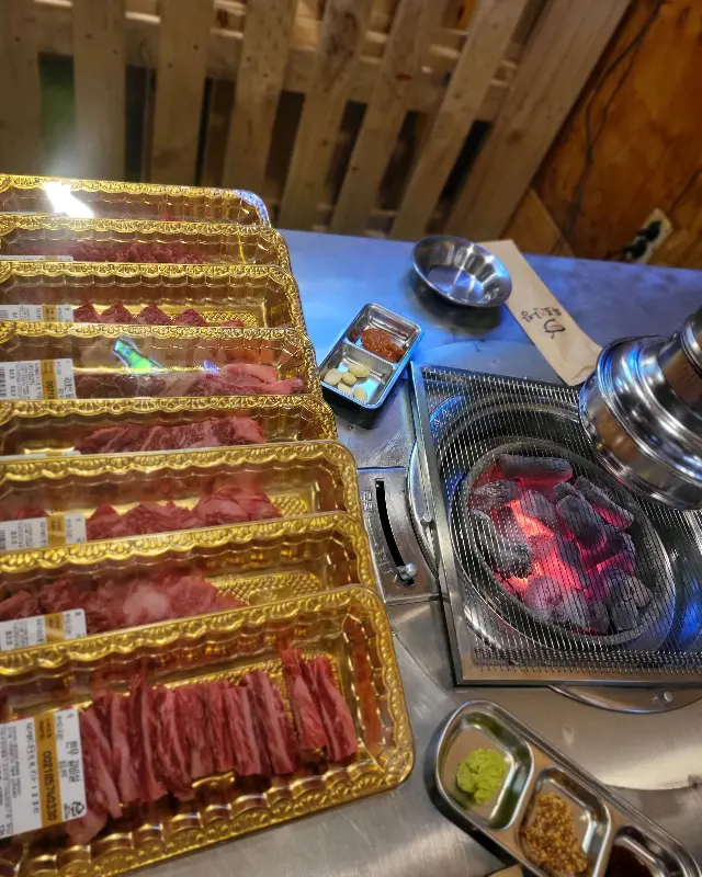 숯불 위에서 맛있게 구워지고 있는 고기