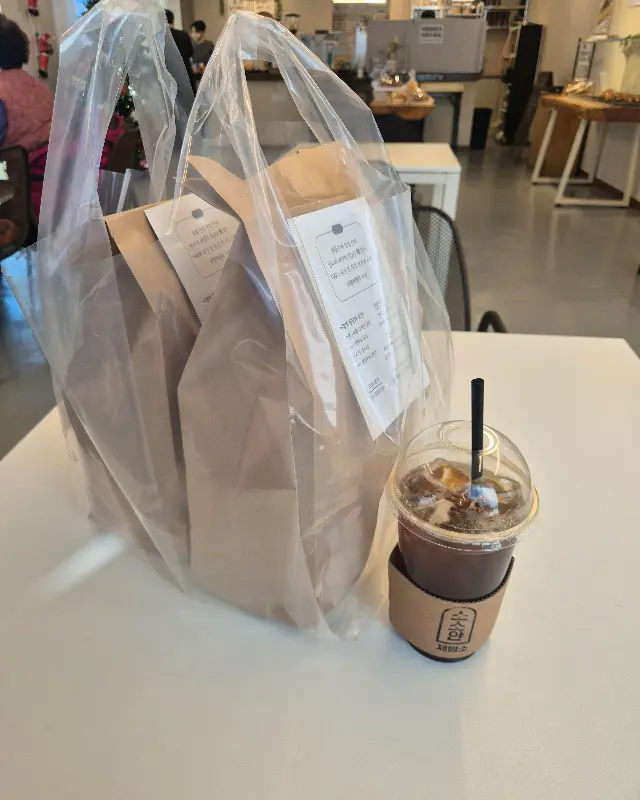 포장해온 빵과 커피