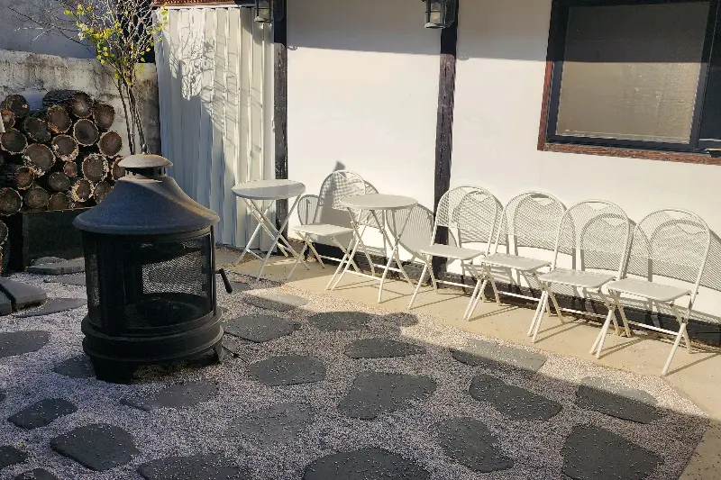 카페 외부 테이블