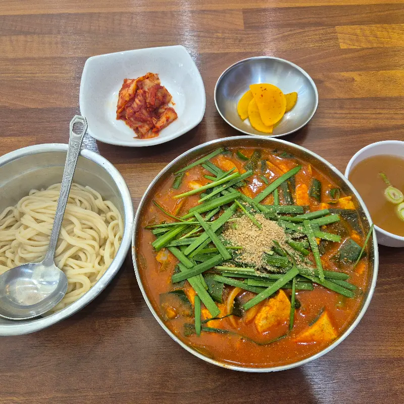 얼큰이 칼국수의 먹음직스러운 비주얼