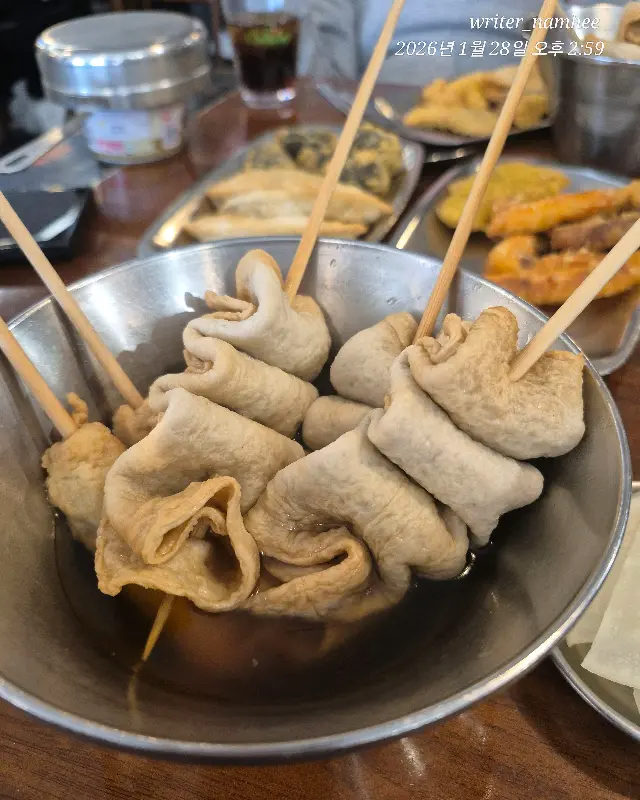 어묵 꼬치가 담겨 있는 모습