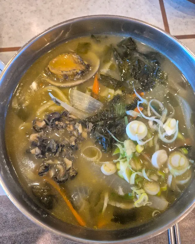 전복과 보말이 들어간 칼국수