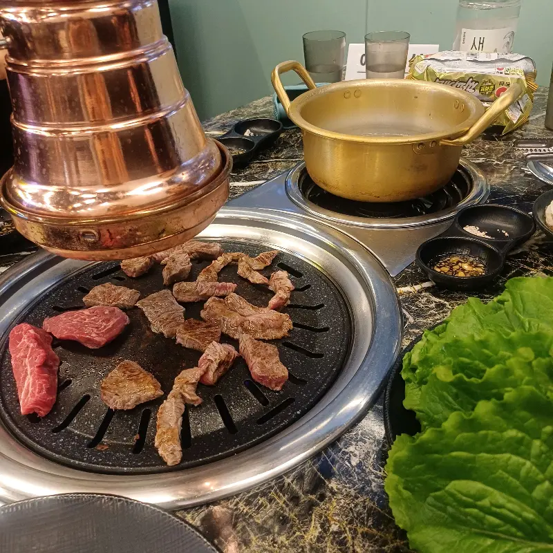 불판 위에서 익어가는 고기