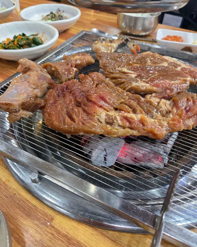 숯불 위에서 익어가는 돼지갈비