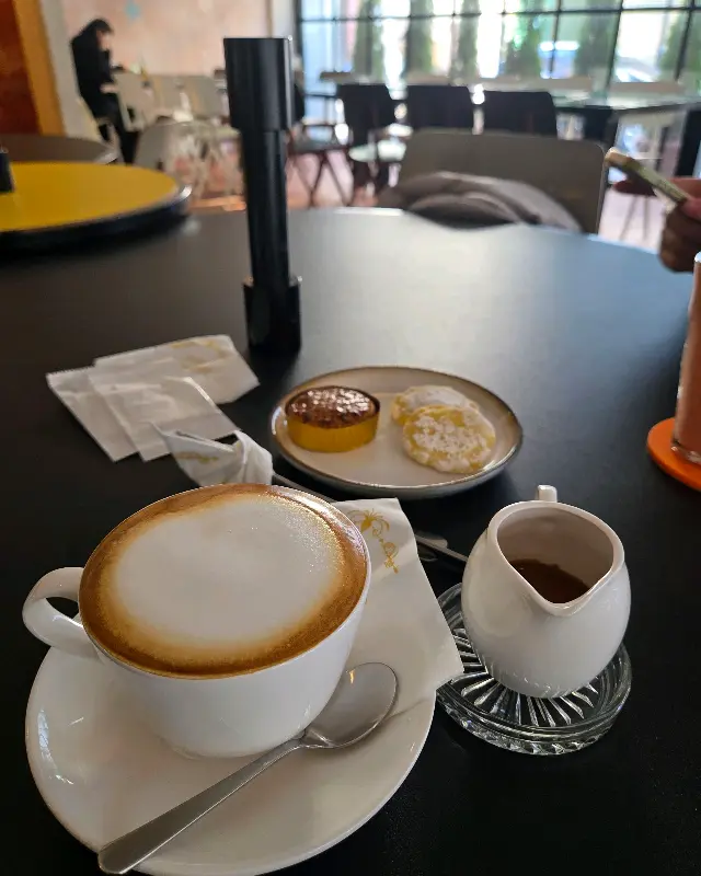 플랫화이트와 디저트