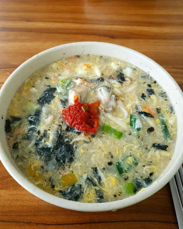 굴이 들어간 칼국수