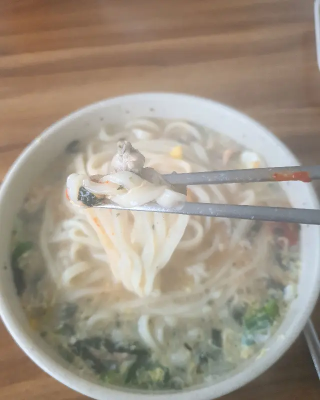 면발을 들어올린 모습