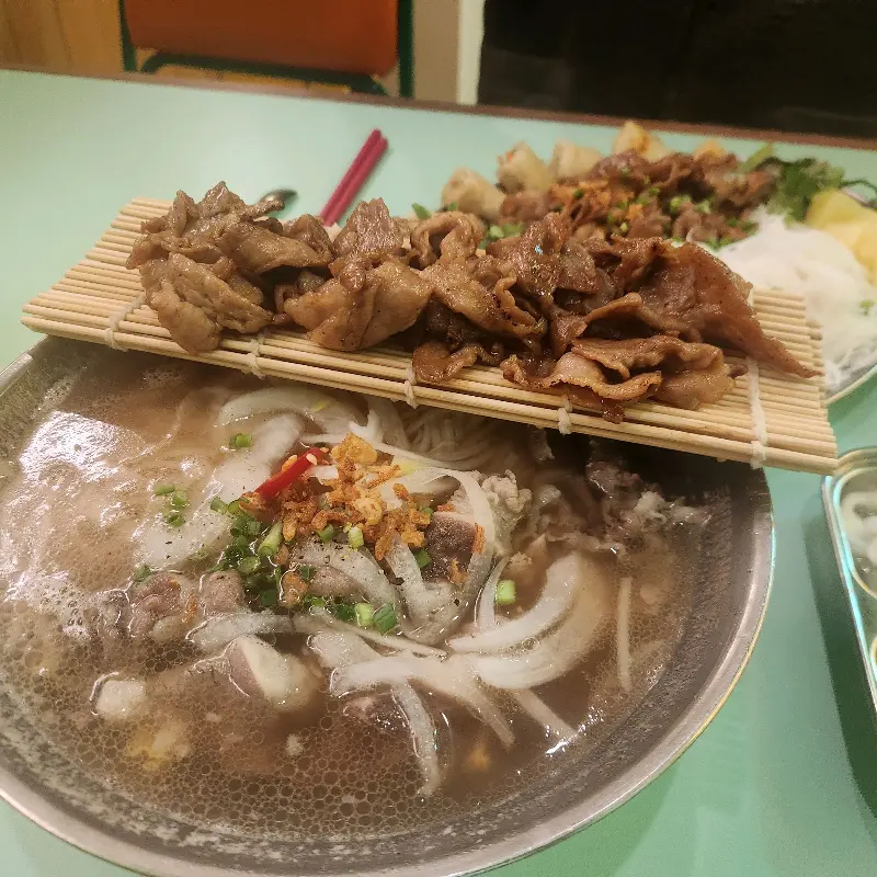 고기가 듬뿍 올려진 쌀국수