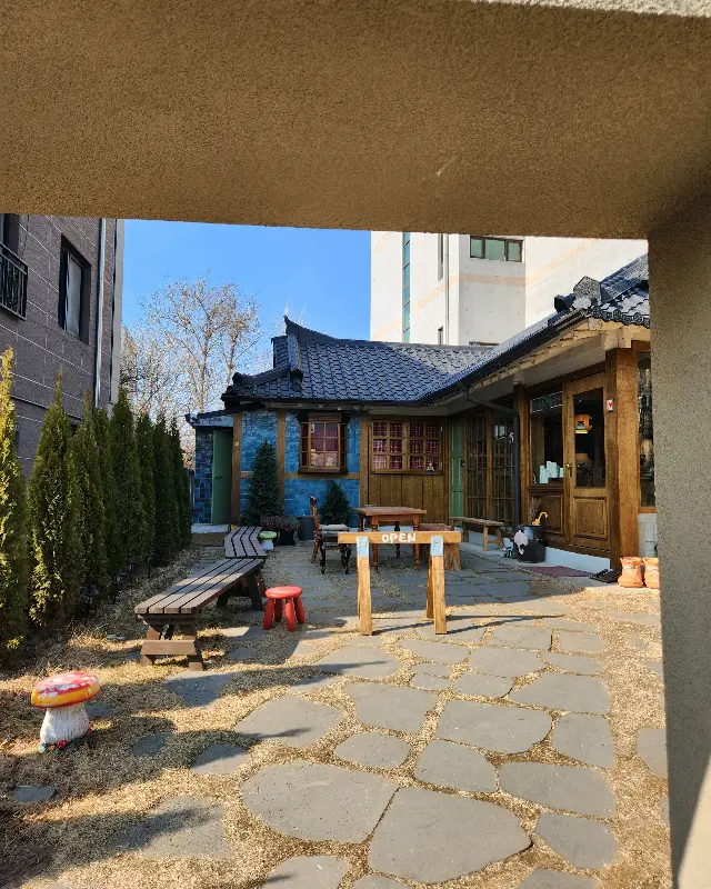 구움당 외부 전경. 붉은 벽돌로 지어진 건물이 눈에 띈다.