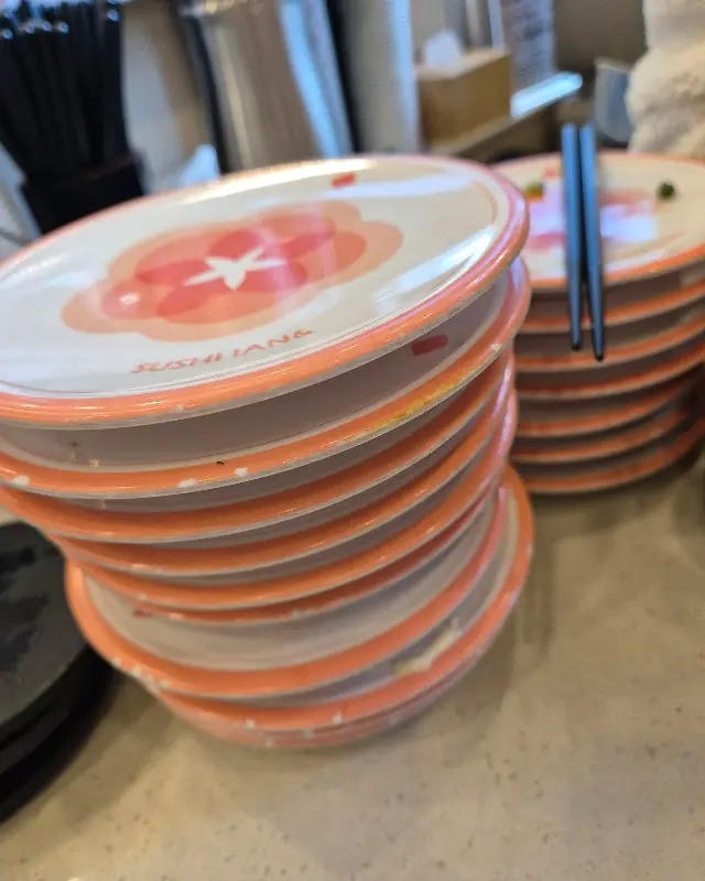 접시가 쌓여가는 모습