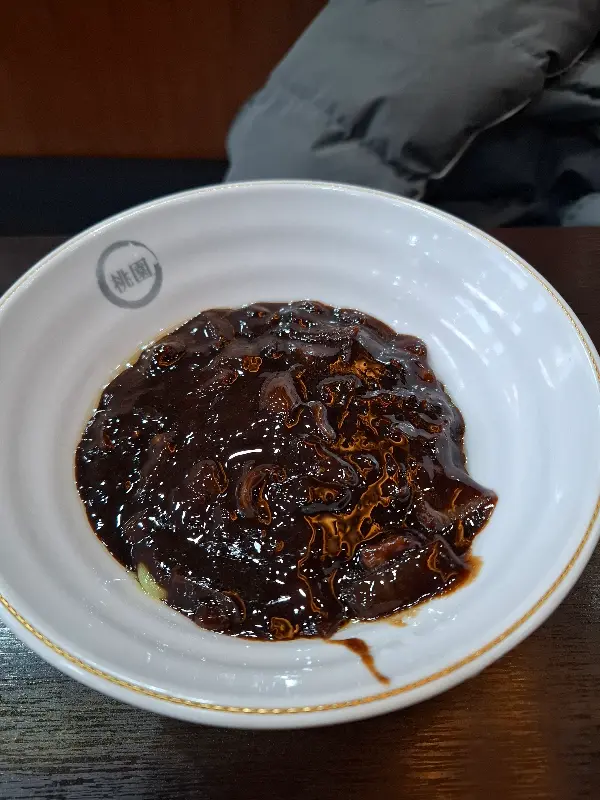 윤기가 흐르는 짜장면의 모습