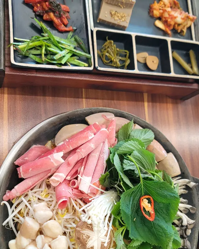 다양한 밑반찬 구성