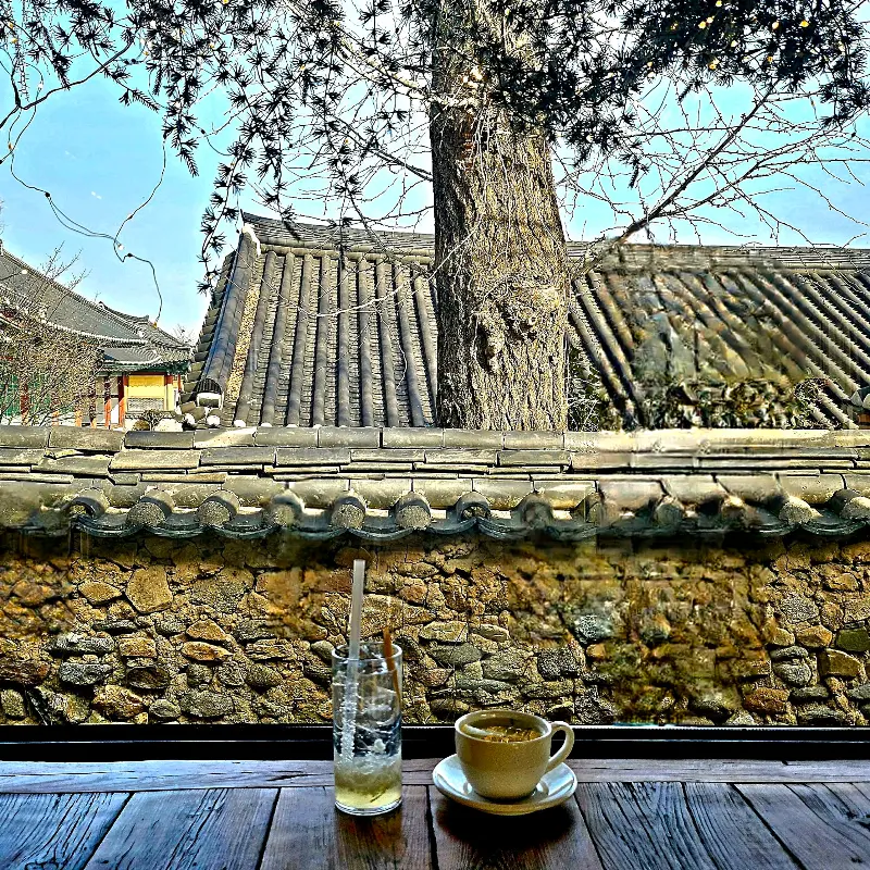 창밖 풍경과 음료