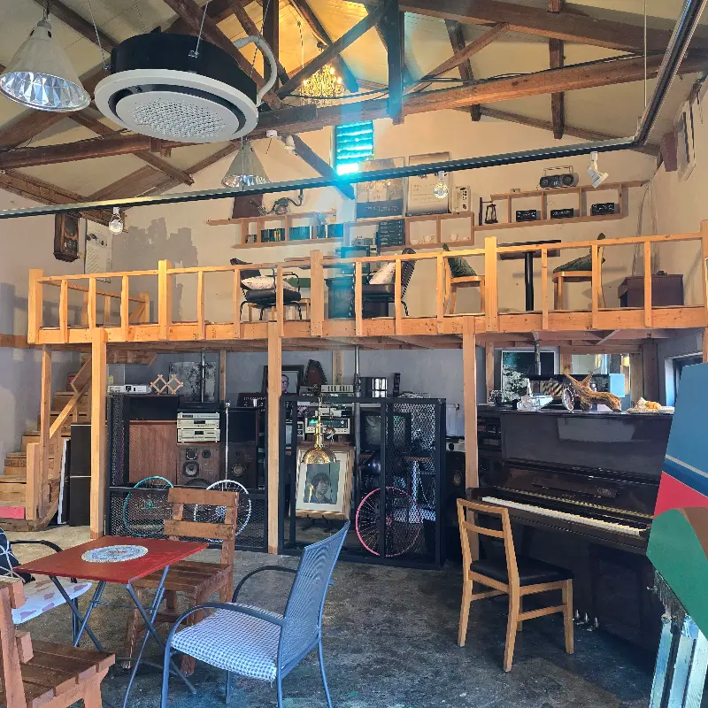 카페 내부의 레트로 감성 인테리어