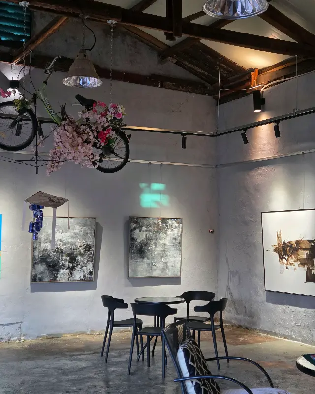 갤러리처럼 꾸며진 카페 내부